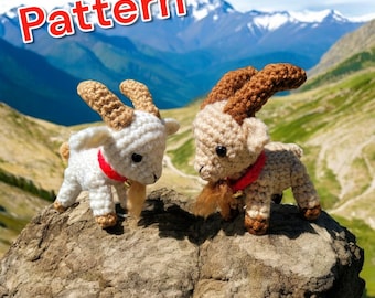 Könnte beinhalten: Zwei gehäkelte Amigurumi-Spielzeugziegen, eine weiße mit braunen Hörnern und eine braune mit braunen Hörnern, sitzen auf einem Felsen mit einem Berg im Hintergrund. Das Wort "Pattern" ist in roten Buchstaben oben im Bild geschrieben.