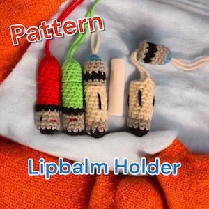 Peut inclure: Un modèle de crochet pour un porte-baume à lèvres. Le modèle comprend des instructions pour réaliser quatre porte-baume différents en rouge, vert, bleu et blanc.