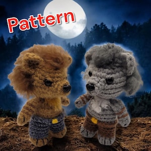 Puede incluir: Dos muñecos de ganchillo con temática de hombre lobo. Uno es marrón y el otro gris, ambos con ojos negros y visten pantalones cortos de mezclilla y pantalones marrones. La palabra "Pattern" está en rojo y blanco en la esquina superior izquierda. Una luna llena y un bosque en el fondo.