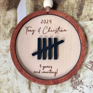 Adorno de aniversario personalizado, marca de conteo del 5.º al 10.º aniversario, placa de aniversario personalizada, esposo/esposa del 5.º aniversario,