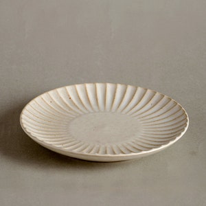 Speckled Ceramic Salad Plate: Retro Carved Dinnerware