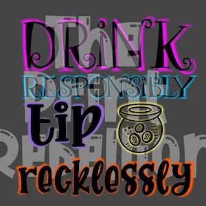 Puede incluir: Diseño gráfico sobre fondo gris con las palabras "DRINK RESPONSIBLY TIP RECKLESSLY". La palabra "DRINK" está delineada en rosa y morado, "RESPONSIBLY" en azul, "TIP" en morado y "RECKLESSLY" en naranja. Una olla de oro está en el centro.