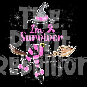 Op de afbeelding: Zwarte afbeelding met een heksenthema, met een heksenhoed, benen en een bezem. De tekst luidt "I'm a Survivor" in roze, met "Breast Cancer Awareness" onderaan. De achtergrond heeft een glittereffect.