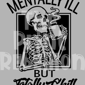 Puede incluir: Gráfico en blanco y negro de un esqueleto sosteniendo una taza con vapor. El texto dice "Mentally Ill But Totally Chill" en una fuente audaz y estilizada. El diseño está sobre un fondo gris.