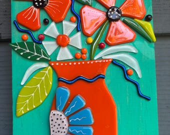 Vaso di fiori arancione in vetro fuso