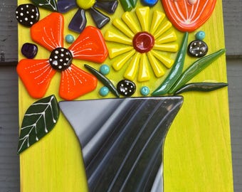 Vaso de vidro fundido roxo com flores