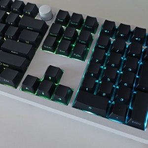 Zwarte verlichte zijafdruk doorschijnend toetsenset voor mechanisch gamingtoetsenbord | 136 toetsen | OEM-profiel | MX-schakelaarstijl | PBT-materiaal