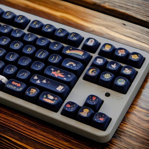 Tecla con temática del espacio exterior y galaxia de dibujos animados de un niño en azul oscuro para teclado mecánico / 128 teclas / Perfil MOA / Tipo de interruptor MX / Material PBT