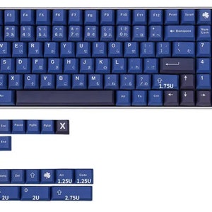 K&ouml;nnte beinhalten: Eine blaue mechanische Tastatur mit wei&szlig;er Beschriftung und japanischen Zeichen. Die Tastatur hat eine Vielzahl von Funktionstasten und eine dunkelblaue Leertaste. Zus&auml;tzliche Tastenkappen werden unterhalb der Tastatur angezeigt.