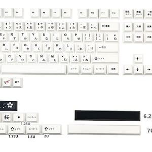 K&ouml;nnte beinhalten: Eine wei&szlig;e Tastatur mit schwarzen Tastenkappen mit japanischen Zeichen und Symbolen. Die Tastatur verf&uuml;gt &uuml;ber einen Nummernblock, Pfeiltasten und Funktionstasten. Die Tastatur enth&auml;lt auch eine Vielzahl von Spezialtasten, wie z. B. eine 'Kopieren'-Taste, eine 'Sperren'-Taste und eine 'Umschalttaste'.