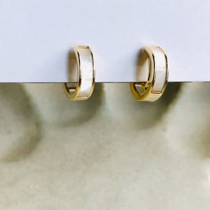 Clip auf Hoop Ohrringe, natürliche weiße Perlmutt Hoop, 14K Gold überzogene einfache schicke Hoop, nicht durchbohrte Ohren, Geschenk für sie