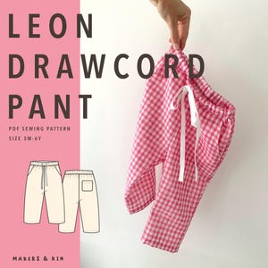 以下が含まれることがあります： サイズ3M-6YのLeon Drawcord Pant PDF型紙。画像には、白いドローストリング付きのピンクと白のギンガムチェック柄のパンツと、その衣服の前面と背面を示すテクニカルな線画が表示されています。