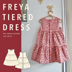 Puede incluir: Un vestido sin mangas con niveles y estampado floral rojo y blanco colgado en una percha de madera. El texto dice FREYA TIERED DRESS, PDF SEWING PATTERN, SIZE 3M-6Y. Debajo hay dos dibujos lineales que muestran el frente y la espalda del diseño.