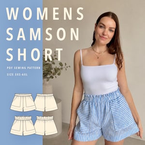Peut inclure: Short rayé bleu clair et blanc avec une taille élastique à volants et deux grandes poches plaquées à l'avant. Le texte indique WOMENS SAMSON SHORT PDF SEWING PATTERN SIZE 3XS-6XL. Des dessins techniques du short sont affichés à gauche.