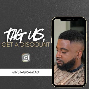 Op de afbeelding: Een promotionele afbeelding met een donkergrijze achtergrond. De tekst "TAG US, GET A DISCOUNT" is in wit en goud. Een Instagram-logo en -handle zijn aanwezig. Een telefoon toont een man met een fris kapsel. De bedrijfsnaam en website staan bovenaan en onderaan.