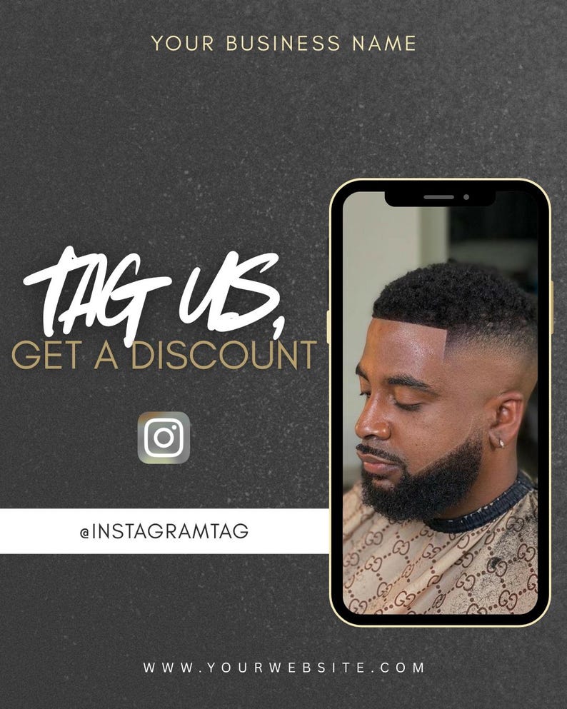 Op de afbeelding: Een promotionele afbeelding met een donkergrijze achtergrond. De tekst "TAG US, GET A DISCOUNT" is in wit en goud. Een Instagram-logo en -handle zijn aanwezig. Een telefoon toont een man met een fris kapsel. De bedrijfsnaam en website staan bovenaan en onderaan.