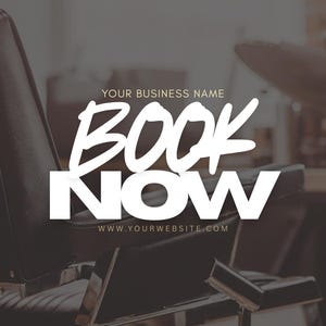 Op de afbeelding: Een zwarte kappersstoel met zilveren details, met de witte tekst "BOOK NOW", bedrijfsnaam en websiteadres. De achtergrond is wazig.