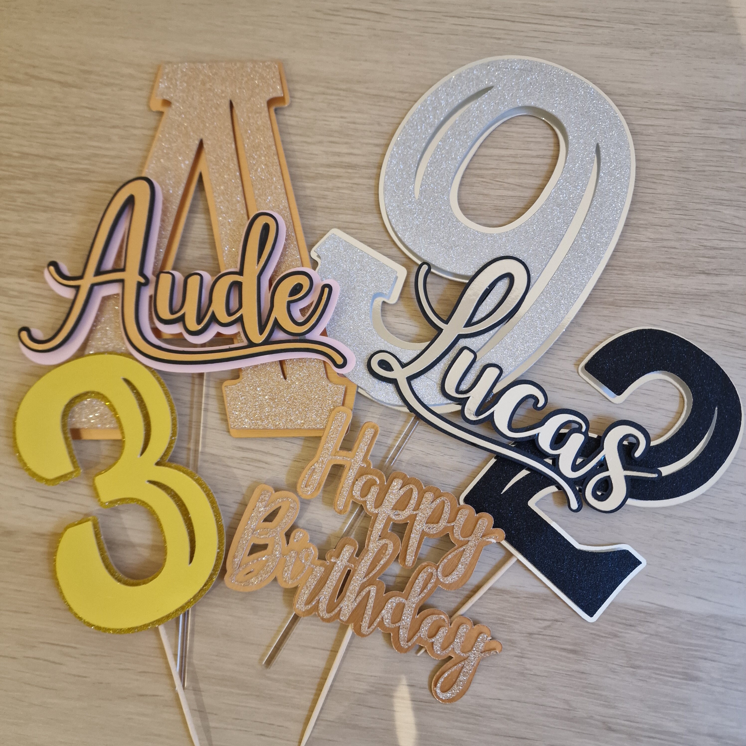 64 Stück Tortendeko Buchstaben & Zahlen - Essbare Gold Acryl Buchstaben - Personalisierte Kuchen Dekoration