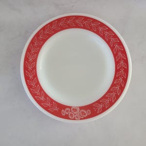 Vintage Pyrex 9&quot; Red Laurel Leaf Milk Glass Dinner Plate