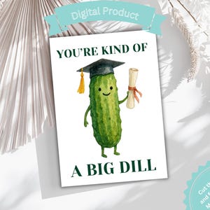 Peut inclure: Carte de vœux numérique avec une illustration d'un cornichon portant une toque de diplômé et tenant un diplôme. Le texte dit "YOU'RE KIND OF A BIG DILL". La carte mesure 12,7 x 17,8 cm.