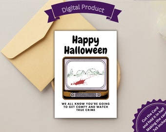 Könnte beinhalten: Weiße Halloween-Grußkarte mit dem Text "Happy Halloween". Die Karte zeigt einen Vintage-TV-Bildschirm mit einer Schneelandschaft und Blutspritzern. Der Text "WE ALL KNOW YOU'RE GOING TO GET COMFY AND WATCH TRUE CRIME" steht darunter.