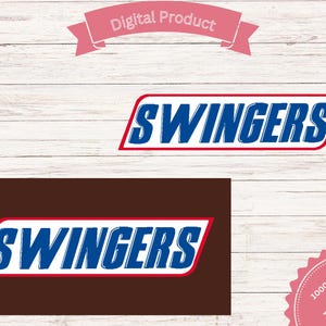 Puede incluir: Dos diseños de productos digitales con la palabra "SWINGERS" en azul, con borde blanco y contorno rojo, sobre un fondo marrón y un fondo de madera blanca. Los diseños están etiquetados como "Producto digital" y "1000x500 PNG fondo transparente."
