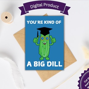 Peut inclure: Une carte bleue avec un cornichon de dessin animé portant un bonnet de graduation et des lunettes de soleil. Le texte sur la carte dit "You're kind of a big dill".