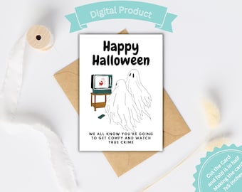 Könnte beinhalten: Halloween-Grußkarte mit dem Text "Happy Halloween" in Schwarz. Die Karte zeigt Illustrationen von zwei Geistern, einem Fernseher mit einem blutigen Handabdruck und dem Text "WE ALL KNOW YOU'RE GOING TO GET COMFY AND WATCH TRUE CRIME".