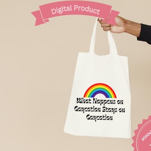 Könnte beinhalten: Weißer Tragetasche mit Regenbogen-Grafik und dem Text "What Happens on Gaycation Stays on Gaycation." Die Tasche wird von einer Person gehalten. Ein rosa Banner oben zeigt "Digital Product."