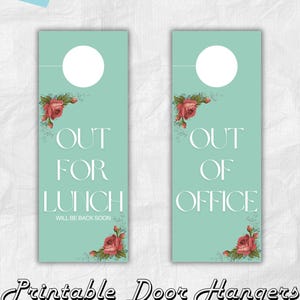 以下が含まれることがあります： 白文字と花の模様が入った、ターコイズ色の印刷可能なドアハンガー2枚。「OUT FOR LUNCH」と「OUT OF OFFICE」と書かれています。ドアハンガーのサイズは8.89 x 22.86 cmと10.92 x 27.94 cmです。