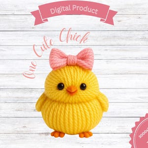 Puede incluir: Un pollito amarillo tejido con un lazo rosa en la cabeza. El pollito tiene ojos negros y un pico y patas naranjas. El texto en la imagen dice "One Cute Chick" y "Digital Product".