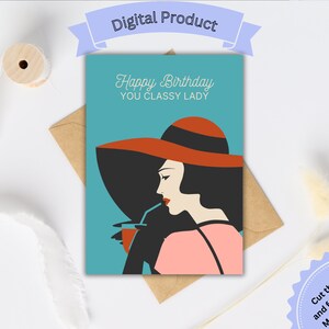 Puede incluir: Tarjeta de cumpleaños digital con una ilustración retro de una mujer con un sombrero grande, bebiendo de un vaso. La tarjeta tiene el texto "Happy Birthday YOU CLASSY LADY" sobre un fondo turquesa. La tarjeta mide 17,78 x 12,7 cm.