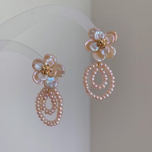 Bloempareloorbellen /Luxe pareloorbellen/Sierlijke oorbellen/Pearl Ear Hoop/Pearl bengeloorbellen/statement oorbellen /barokke pareloorbellen