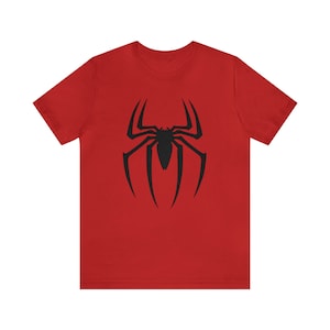 Puede incluir: Camiseta roja con un diseño de telaraña de araña negra.