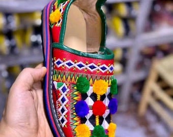Handgefertigte marokkanische Leder Babouche Hausschuhe, bestickte Schaffellschuhe