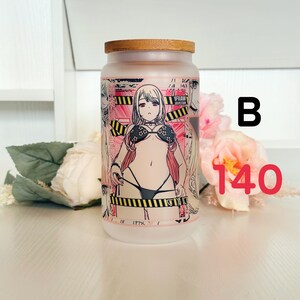 Puede incluir: Un tarro de vidrio esmerilado con tapa de bamb&uacute; presenta una ilustraci&oacute;n de estilo anime de una mujer en bikini. La imagen est&aacute; rodeada de una cinta de advertencia roja y amarilla con el texto "WARNING" impreso en ella. El tarro est&aacute; sobre una superficie blanca con flores rosas.