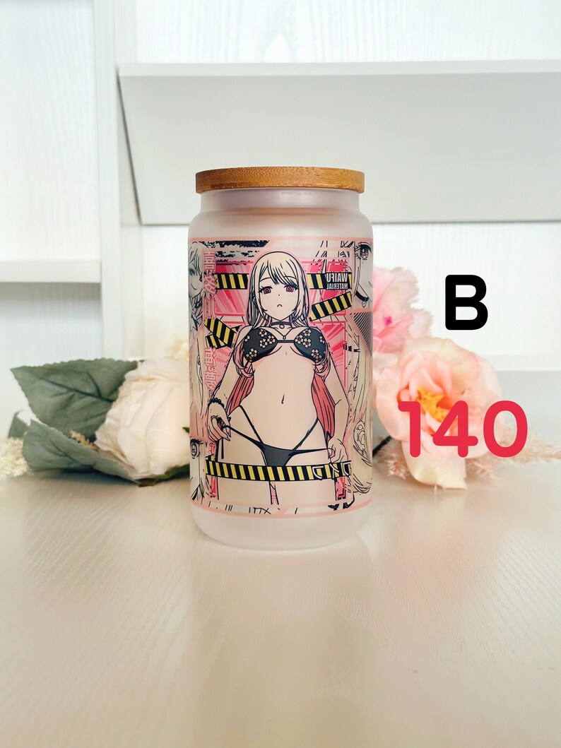 Puede incluir: Un tarro de vidrio esmerilado con tapa de bamb&uacute; presenta una ilustraci&oacute;n de estilo anime de una mujer en bikini. La imagen est&aacute; rodeada de una cinta de advertencia roja y amarilla con el texto "WARNING" impreso en ella. El tarro est&aacute; sobre una superficie blanca con flores rosas.