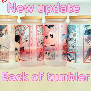 Puede incluir: Cuatro vasos de vidrio esmerilado con tapas de bamb&uacute;. Cada vaso presenta un dise&ntilde;o de personaje de anime diferente con un esquema de color rosa y azul. La parte posterior de los vasos es visible en la imagen.