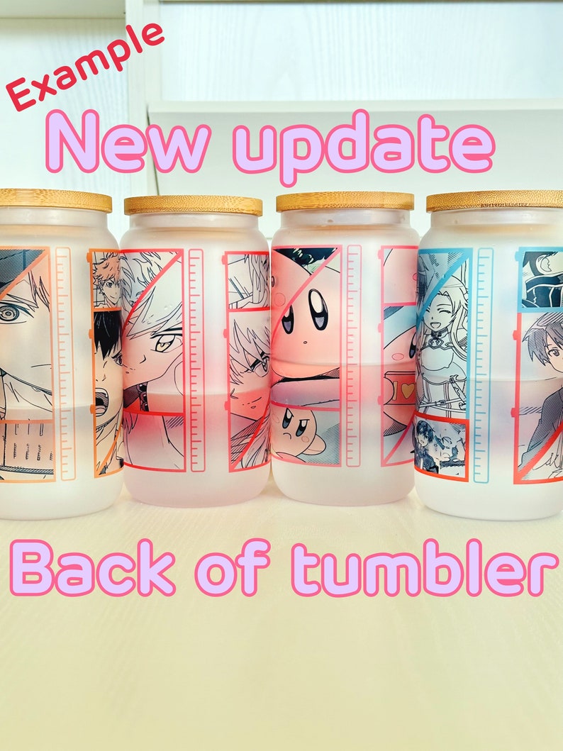 Puede incluir: Cuatro vasos de vidrio esmerilado con tapas de bamb&uacute;. Cada vaso presenta un dise&ntilde;o de personaje de anime diferente con un esquema de color rosa y azul. La parte posterior de los vasos es visible en la imagen.