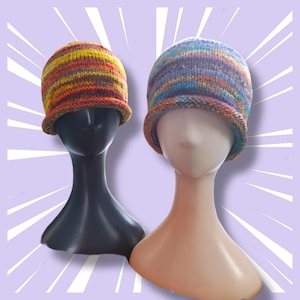 Peut inclure: Deux bonnets en tricot avec des rayures colorées. Le bonnet de gauche est orange, marron et jaune. Le bonnet de droite est violet, bleu et vert.