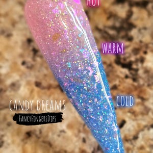 Könnte beinhalten: Eine Nagel-Dip-Probe mit einem Farbverlaufseffekt, der von Rosa zu Blau übergeht, mit Glitzer und schillernden Flocken. Der Text "CANDY DREAMS" und "FANCYFINGERSDIPS" ist sichtbar. Die Farben sind mit "HOT", "WARM" und "COLD" beschriftet.