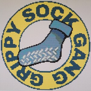 Peut inclure: Un cercle jaune avec les mots "Happy Sock Day" en bleu et une chaussette bleue avec un motif de flocon de neige blanc.