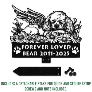 Puede incluir: Letrero conmemorativo para mascotas de metal negro con un perro con alas de &aacute;ngel, acostado sobre margaritas. El letrero dice "FOREVER LOVED BEAR 2011-2025". Incluye una estaca desmontable, tornillos y tuercas.