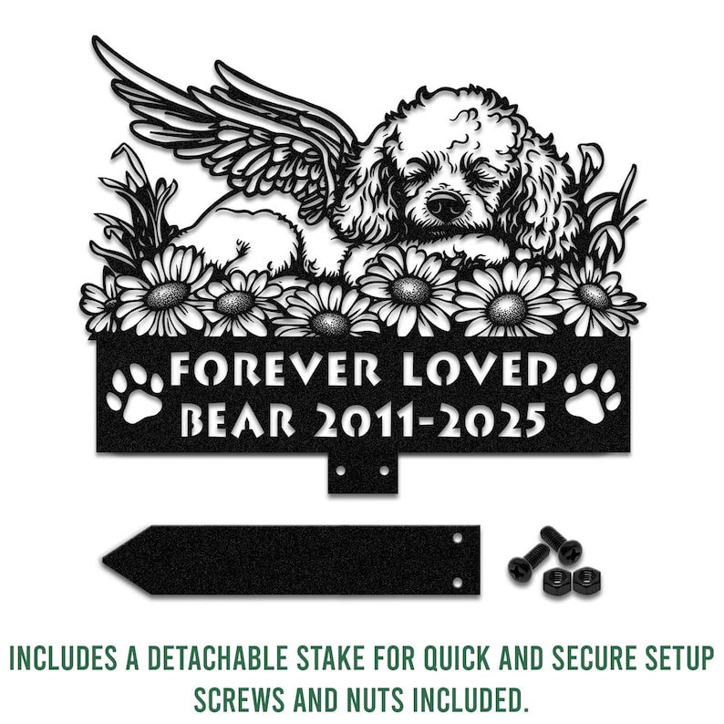 Puede incluir: Letrero conmemorativo para mascotas de metal negro con un perro con alas de &aacute;ngel, acostado sobre margaritas. El letrero dice "FOREVER LOVED BEAR 2011-2025". Incluye una estaca desmontable, tornillos y tuercas.