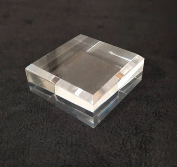Socle acrylique 50 x 50 x 20 mm pour collection