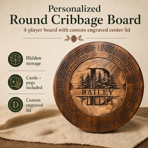Peut inclure: Un plateau de cribbage rond en bois pour quatre joueurs avec un couvercle central gravé personnalisé, affichant une grande lettre B et une silhouette de forêt au-dessus du nom Bailey. Le plateau inclut un rangement caché pour les cartes.