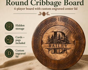 Könnte beinhalten: Ein rundes Cribbage-Spielbrett aus Holz für vier Spieler mit einem individuell gravierten Mitteldeckel, der einen großen Buchstaben B und eine Waldsilhouette über dem Namen Bailey zeigt. Das Brett enthält ein verstecktes Fach für Karten.