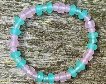 Bracciale elasticizzato tropicale acqua e rosa chiaro - Perle di vetro artistico con pepite sfaccettate, vibranti, opalescenti, tagliate a mano