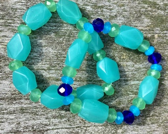 Coppia di bracciali elasticizzati con luce tropicale acqua, blu e verde - Perle di vetro artistico con pepite sfaccettate, vibranti, opalescenti, tagliate a mano