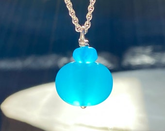 Ciondolo Mama Bear con luce blu in argento sterling e ossidiana in vetro artistico vibrante opalescente latteo tagliato a mano